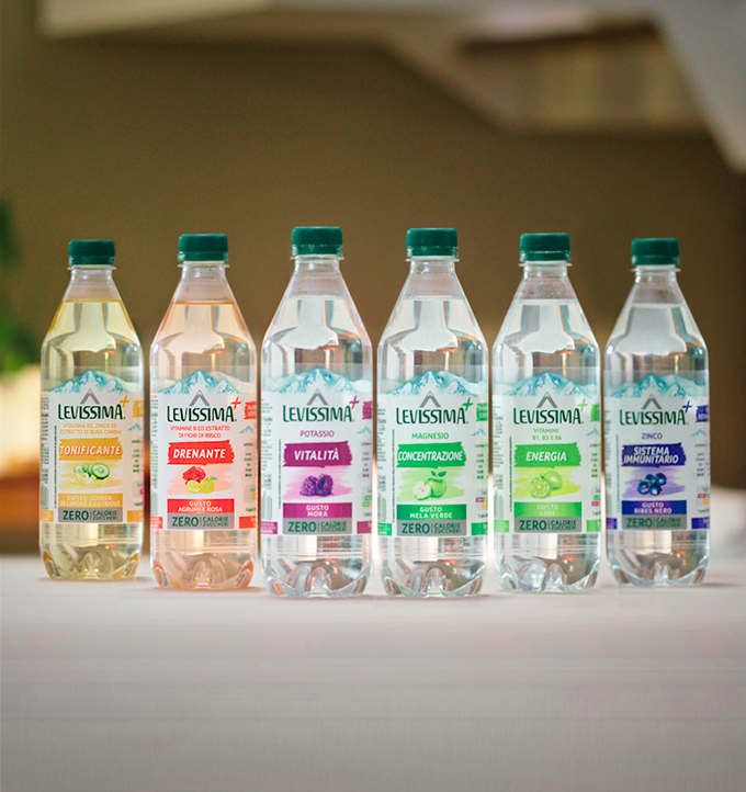 Nuove bottiglie d'acqua Levissima