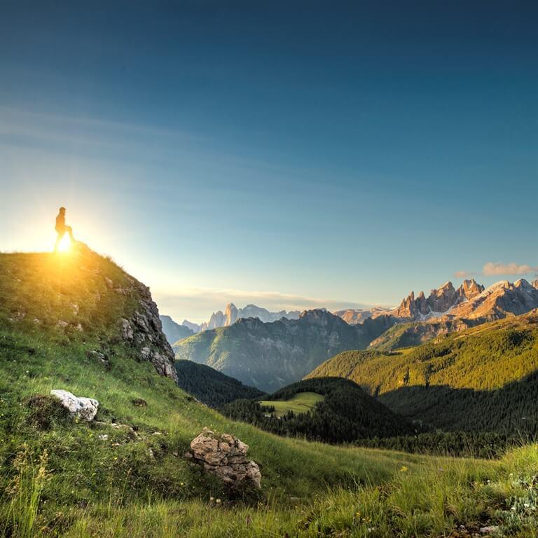  SONO MATTIA BONAVIDA, UN RAGAZZO DI 22 ANNI. ABITO A RIVA DEL GARDA, SUL GRANDE LAGO DI GARDA. DA SEMPRE I LUOGHI NATURALI CHE MI CIRCONDANO MI HANNO SPRONATO A VIVERE LA NATURA IN OGNI SUA SFACCETTATURA, AMO PRATICARE LA MOUNTAIN BIKE E FARE LUNGHE CAMMINATE IN MONTAGNA; NONOSTANTE LA GRANDE FATICA CHE A VOLTE TI FAREBBE DESISTERE, UNA VOLTA ARRIVATO IN CIMA CONQUISTI UN DOPPIO PREMO, UNO PERSONALE PER AVERE SUPERATO I TUOI LIMITI, E IL SECONDO NATURALE, PERCHÉ LA NATURA SPESSO CI PREMIA CON VEDUTE E PAES