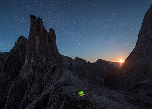 MI CHIAMO STEFAN MAHLKNECHT E VENGO DA FOIANA, UN PICCOLO PAESE IN ALTO ADIGE. HO COMPRATO LA MIA PRIMA MACCHINA FOTOGRAFICA CINQUE ANNI FA E DA QUESTO MOMENTO SONO DIVENTATO FOTOGRAFO PER PASSIONE. PERCHÉ SONO UN SCIATORE DA PICCOLO, HO INIZIATO A FARE DELLE FOTO DEI MIEI AMICI IN MONTAGNA E CON IL TEMPO ANCHE DI FREESKIER PROFESSIONISTI. DURANTE L’ESTATE E L’AUTUNNO NON C’È LA POSSIBILITÀ DI FOTOGRAFARE I SCIATORI E PER QUESTO HO INIZIATO A FARE DELLE FOTO LANDSCAPE E DELLA NATURA. CON IL TEMPO HO TROVATO