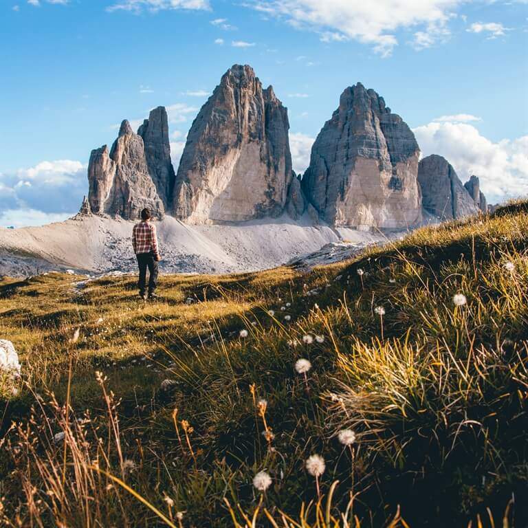  MONTAGNA È CASA POICHÉ ABITO IN UN PAESINO DELLE MARCHE A 900 METRI DI QUOTA, PROPRIO NEL CUORE DEI MONTI SIBILLINI. AMO LA MONTAGNA PERCHÉ È UNO DEI POCHI LUOGHI ORMAI IN CUI SI PUÒ TROVARE ANCORA UN PO’ DI TRANQUILLITÀ, RESPIRARE ARIA PULITA E STARE A CONTATTO CON LA NATURA. È INDESCRIVIBILE LA SENSAZIONE CHE SI PROVA FACENDO LUNGHE ESCURSIONI ARRAMPICANDOSI SU PER LA MO