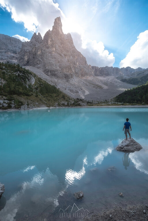 ENRICO 25 ANNI. DA SEMPRE CON LA PASSIONE DELLA MONTAGNA. DAPPRIMA GRAZIE AL BABBO CHE MI HA FATTO SCOPRIRE IL MAGICO MONDO DELLE ALPI E DOLOMITI E SUCCESSIVAMENTE CON LA PRATICA DELL’ARRAMPICATA SPORTIVA. ORA COME CONCLUSIONE DEL MIO PERCORSO MI STO PREPARANDO AL PERCORSO DI GUIDA ALPINA E ASSOCIANDOLO CON LA PASSIONE PER LA FOTOGRAFIA CERCO DI RENDERE OGNI GIORNO LIBERO UN’AVVENTURA UNICA!