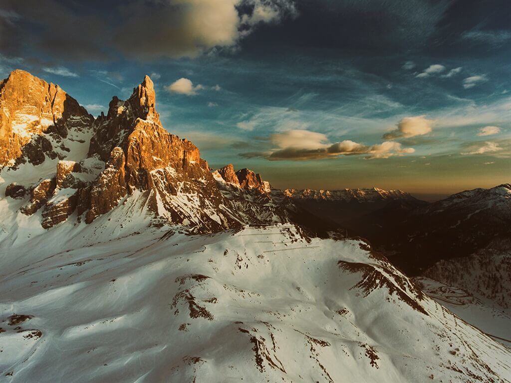 CHI SONO? DIFFICILE DA DEFINIRE, A VOLTE NON RIESCO NEMMENO A CAPIRE COSA MI SPINGA A FARE QUELLO CHE FACCIO. SONO UN RAGAZZO DI CITTÀ, INNAMORATO DELLA NATURA, DELLE MONTAGNE, DELLA LIBERTÀ. PENSO CHE LE MIE AZIONI DEFINISCANO MEGLIO CHI SONO, QUINDI PARTIAMO DA QUELLE: SONO UN RAGAZZO LAUREATO IN GEOLOGIA, DIPENDENTE DALLA FOTOGRAFIA, INNAMORATO DELL’ARRAMPICATA. APPENA HO DEL TEMPO LIBERO PRENDO LA MIA ATTREZZATURA E GUIDO DA PADOVA FINO ALLE DOLOMITI, NON IMPORTA IL METEO, CHE SIA ACCOMPAGNATO, A ME BAS